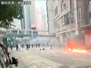 Полиция в Гонконге применила слезоточивый газ и водометы против демонстрантов