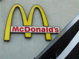 Разведенного главу McDonald's уволили за любовную связь с подчиненной