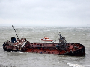 'Серый' танкер потерпел аварию у берегов Одессы, серьезно загрязнив воды. Команда отказывалась от спасения