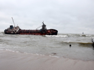 'Серый' танкер потерпел аварию у берегов Одессы, серьезно загрязнив воды. Команда отказывалась от спасения