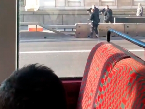 Стрельба на Лондонском мосту: мужчина с муляжом бомбы напал с ножом на людей, полиция открыла огонь