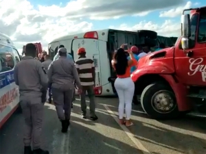 В Доминикане автобус с российскими туристами, направлявшимися в аэропорт, столкнулся с грузовиком: десятки раненых (ФОТО)