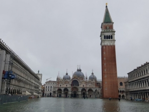 Венецию снова затопило, еще большая волна прогнозируется ночью