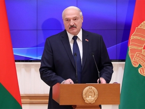 Лукашенко заявил, что никогда не сдаст Белоруссию России и не даст поставить страну на колени - объединения с Путиным не будет