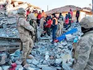 Мощное землетрясение на востоке Турции унесло жизни 22 человек, больше тысячи пострадали (ФОТО, ВИДЕО)