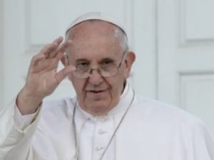 Папа Римский извинился за то, что во время новогоднего торжества ударил по рукам вцепившуюся в него женщину