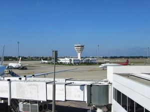 Российский самолет совершил жесткую посадку в аэропорту Анталии (ФОТО)