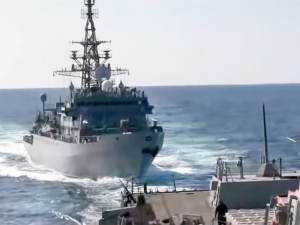 Российский военный корабль чуть не протаранил американский эсминец в Аравийском море