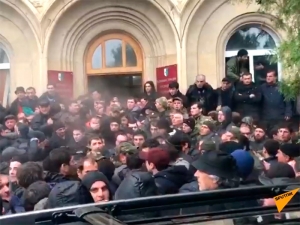 В Абхазии протестующие ворвались в здание администрации президента