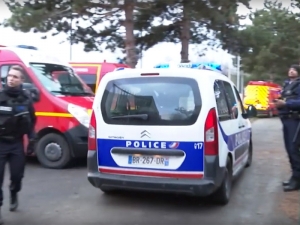 В пригороде Парижа вооруженный ножом мужчина напал на прохожих: один убит, трое ранены (ФОТО, ВИДЕО)