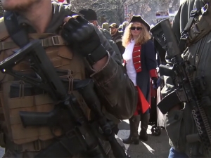 В США участники 20-тысячного митинга вооружились, отстаивая право на ношение оружия (ФОТО, ВИДЕО)