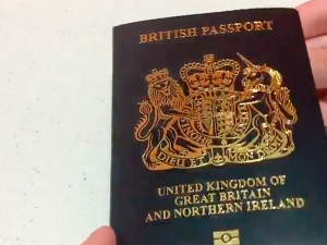 С марта британцам будут выдавать паспорта с обложками нового цвета