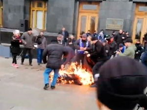 У офиса президента Украины мужчина совершил попытку самосожжения