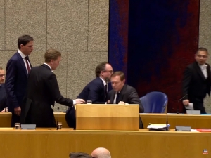 Глава Минздрава Нидерландов упал в обморок на трибуне в парламенте во время доклада о коронавирусе