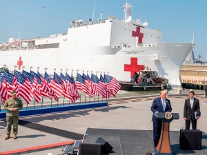 Плавучий госпиталь ВМС США USNS Comfort прибывает в Нью-Йорк, где каждые 9,5 минут умирает один зараженный коронавирусом