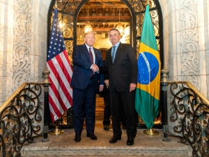 СМИ сообщили, что у президента Бразилии подтвердился коронавирус. Позднее он опроверг это сообщение