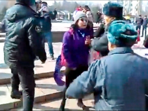 В Бишкеке участниц женского марша задержали после нападения на них агрессивных мужчин в колпаках и масках