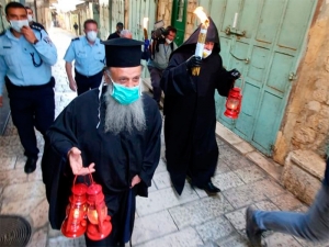 Церемония сошествия благодатного огня в Иерусалиме впервые за 10 веков прошла без паломников