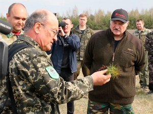 Лукашенко вывел 2,3 миллиона белорусов на субботник - умилостивить Бога, наславшего на мир коронавирус