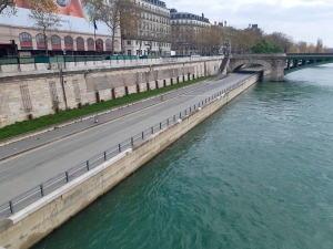 Макрон: режим самоизоляции во Франции продлевается до 11 мая, границы останутся закрытыми