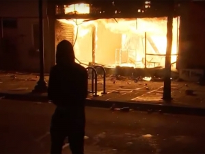 В Миннеаполисе введен режим ЧС, протестующие сожгли полицейский участок