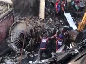 Пилоты рухнувшего на жилые дома в Пакистане пассажирского самолета обсуждали коронавирус, не слушая диспетчера