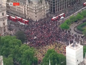 В Лондоне протестующие против полицейского насилия осадили резиденцию премьер-министра