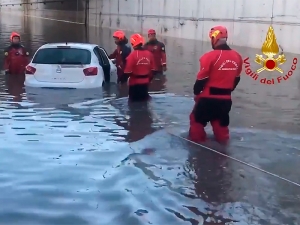 На Палермо обрушился сильнейший с конца 18 века ливень, затопивший десятки машин в туннеле