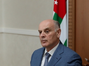 Новый президент Абхазии Аслан Бжания выразил готовность примириться с Грузией