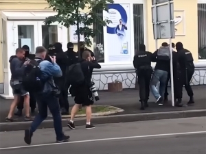 Силовики разогнали у здания ЦИК в Минске километровую очередь протестующих против недопуска оппозиционеров к выборам