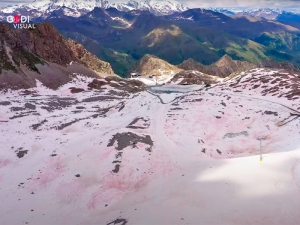 Снежный покров в горах Италии окрасился в розовый цвет (ФОТО, ВИДЕО)