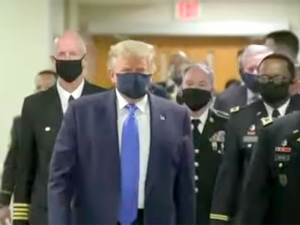 Трамп впервые c начала пандемии  появился на публике в защитной маске
