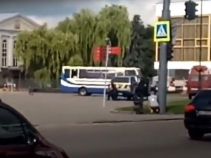 В украинском Луцке вооруженный человек захватил заложников в автобусе (ФОТО, ВИДЕО)