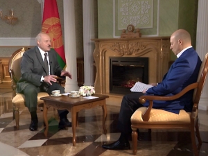 Лукашенко считает, что его заразили коронавирусом намеренно