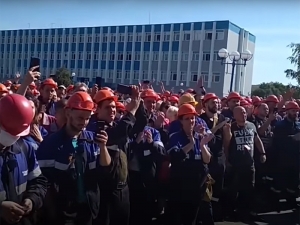 Рабочие 'Нафтана' и 'Беларуськалия' присоединились к общенациональной забастовке, требуя отставки Лукашенко