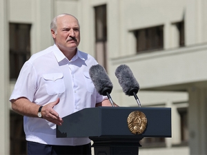 Рабочие 'Нафтана' и 'Беларуськалия' присоединились к общенациональной забастовке, требуя отставки Лукашенко