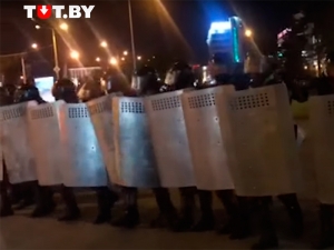 В ходе протестов в Белоруссии задержали как минимум 213 человек, возбуждено дело о массовых беспорядках (ВИДЕО, ФОТО)