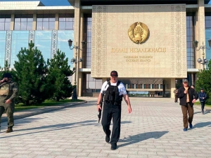 В Минске Лукашенко засняли у резиденции с автоматом в руках