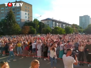 В Минске суд дал звукооператорам, поставившим песню Цоя 'Перемен!'  на городском празднике, по 10 суток ареста