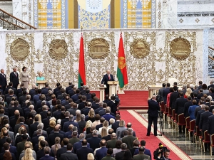 Президент Украины Зеленский отменил свой визит на Форум к Лукашенко, поставив отношения двух стран 'на паузу'