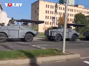 В центр Минска  стянули военных 