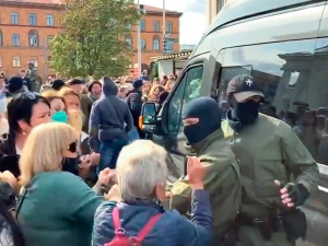 В Минске неопознанные силовики жестко разогнали участниц женского марша (ФОТО, ВИДЕО)