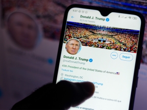 Twitter пригрозила удалять пожелания смерти Трампу после того, как твит о его диагнозе собрал 1,8 млн лайков