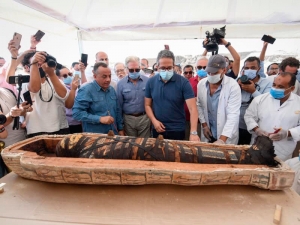На презентации в Египте в присутствии прессы  открыли один из саркофагов, найденных в Саккаре