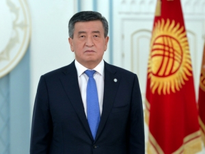 Президент Киргизии допустил отмену итогов выборов. Протестующие освободили арестованных политиков и формируют новую власть