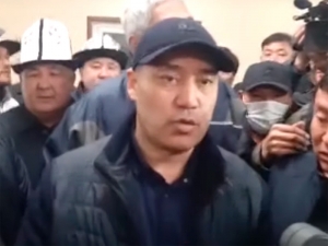 Ставший премьер-министром Киргизии оппозиционер попросил свернуть митинг у дома правительства
