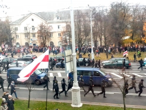 Силовики в Минске разгоняют традиционную акцию ко дню поминовения предков 