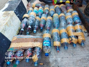 В Индонезии перехвачена партия контрабанды -  попугаи в бутылках