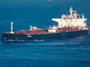 В саудовском порту подорвался на мине греческий танкер