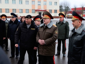 Минский ОМОН объявил Лукашенко своим 'полноценным бойцом' и вручил ему высший знак отличия